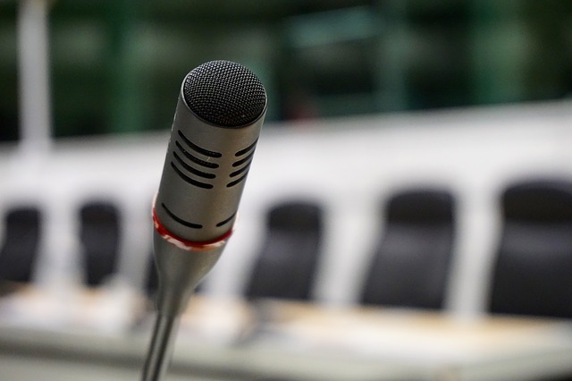 Venciendo al micrófono: Recursos para comunicarse mejor y vencer el pánico escénico